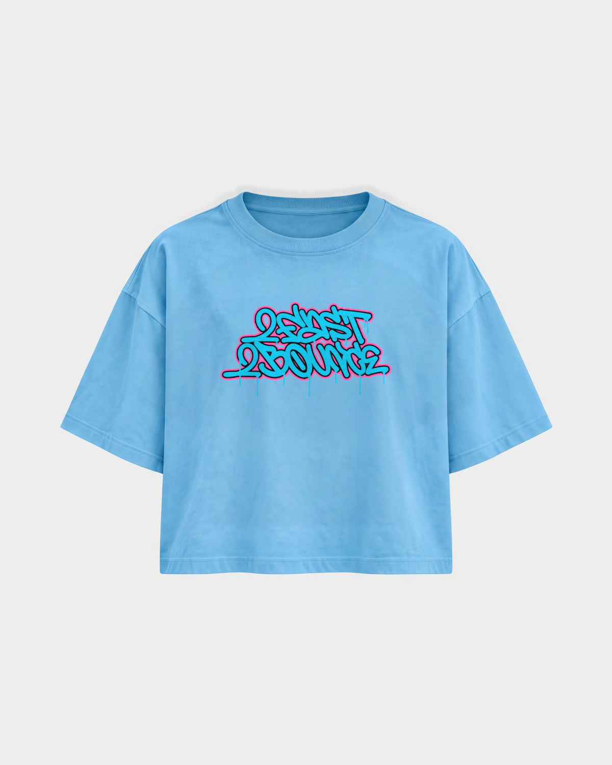 2Fast2Bounce – Oversized Crop Top in Himmelblau, Frontprint – Hard Nights