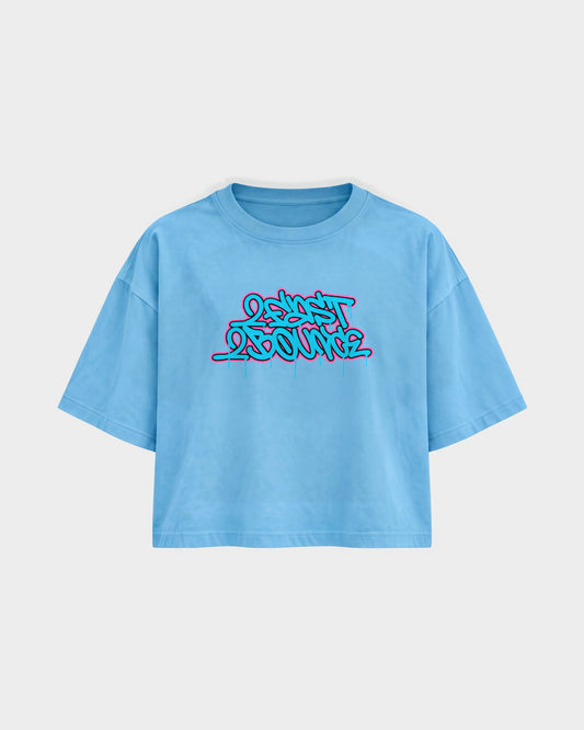 2Fast2Bounce – Oversized Crop Top in Himmelblau, Frontprint – Hard Nights