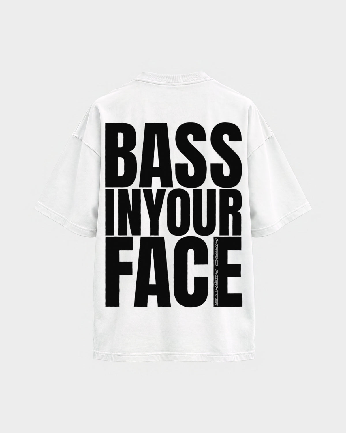 Bass in your face – Oversized Shirt in Weiß, Rückenprint – Hard Nights