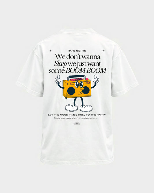 Boom Boom – Basic Shirt in Weiß, Rückenprint – Hard Nights