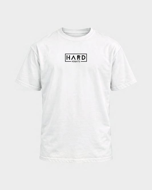 Hard Nights Logo – Basic Shirt in Weiß, Frontprint – Hard Nights