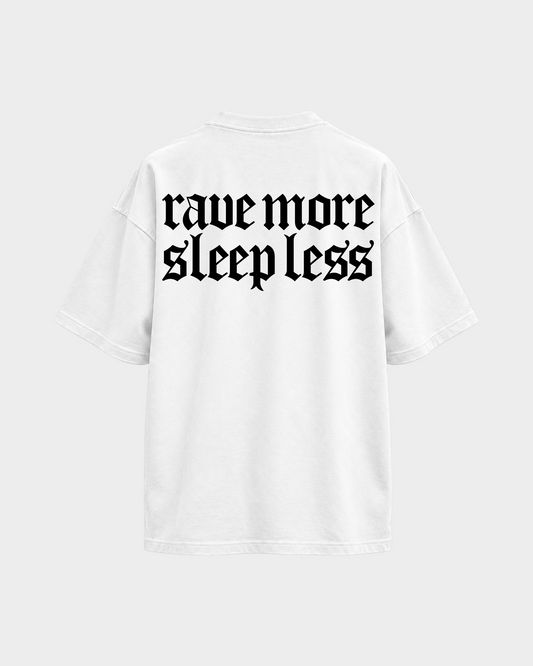 Rave more sleep less – Oversized Shirt in Weiß – Rückansicht