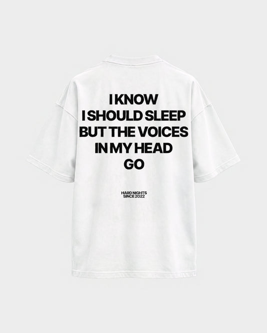 Voices in my head – Oversized Shirt in Weiß, Rückenprint – Hard Nights