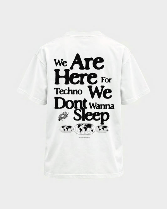 We are here for techno – Basic Shirt in Weiß, Rückenprint – Hard Nights