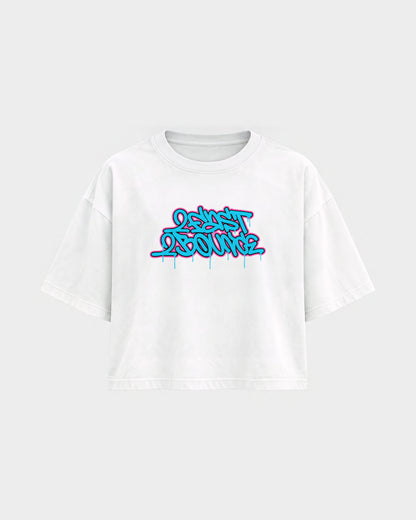 2Fast2Bounce – Oversized Crop Top in Weiß, Frontprint – Hard Nights