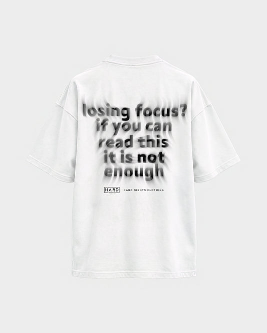 Losing focus? – Oversized Shirt in Weiß, Rückenprint – Hard Nights