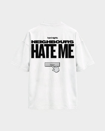 Neighbours hate me – Oversized Shirt in Weiß, Rückenprint – Hard Nights
