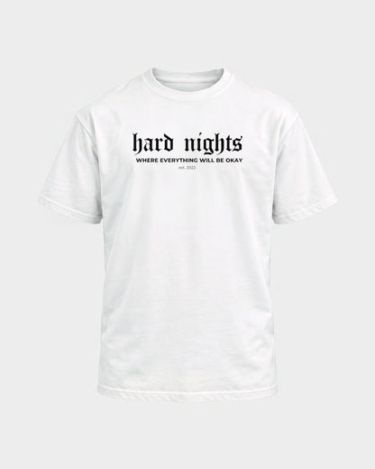 Okay – Basic Shirt in Weiß, Frontprint – Hard Nights