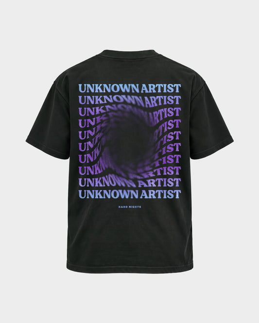 Unknown Artist Hole – Basic Shirt in Schwarz, Rückenprint – Hard Nights