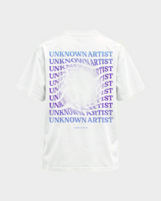 Unknown Artist Hole – Basic Shirt in Weiß, Rückenprint – Hard Nights