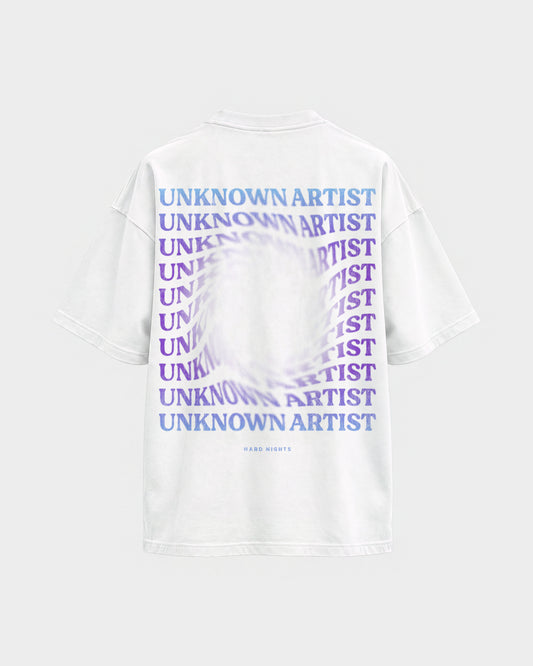 Unknown Artist Hole – Oversized Shirt in Weiß, Rückenprint – Hard Nights