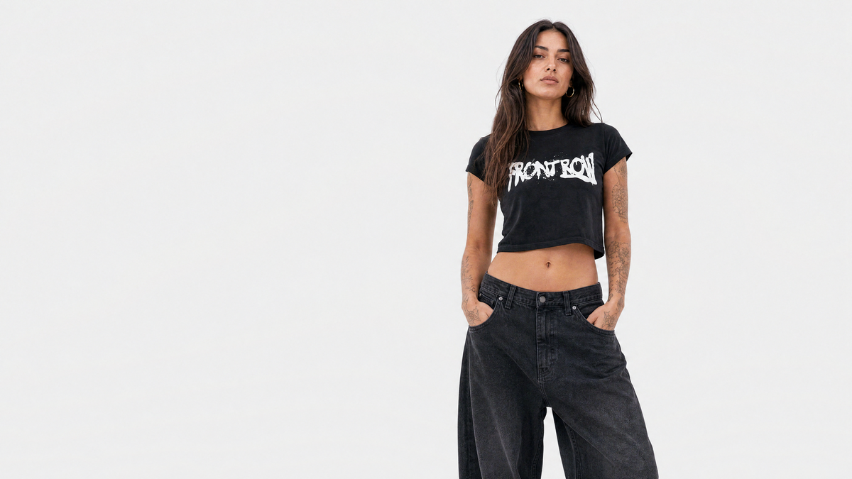 Model im Frontrow ANL Oversized Crop Top von Hard Nights vor grauem Hintergrund