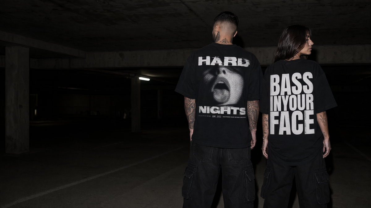 Zwei Raver in einer Tiefgarage mit Blitzlicht, Rückenprints Night Face und Bass in your face von Hard Nights