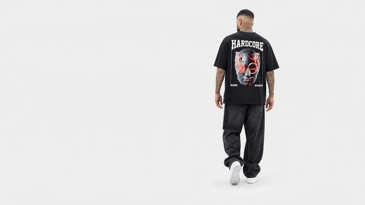 Model im Hardcore Oversized Shirt von Hard Nights, Rückansicht